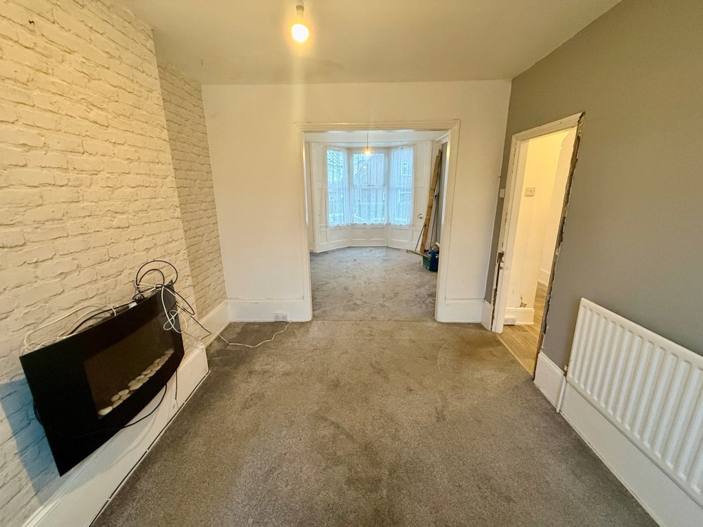 Lot: 123 - FOUR-BEDROOM HOUSE FOR IMPROVEMENT - Living room and dining room